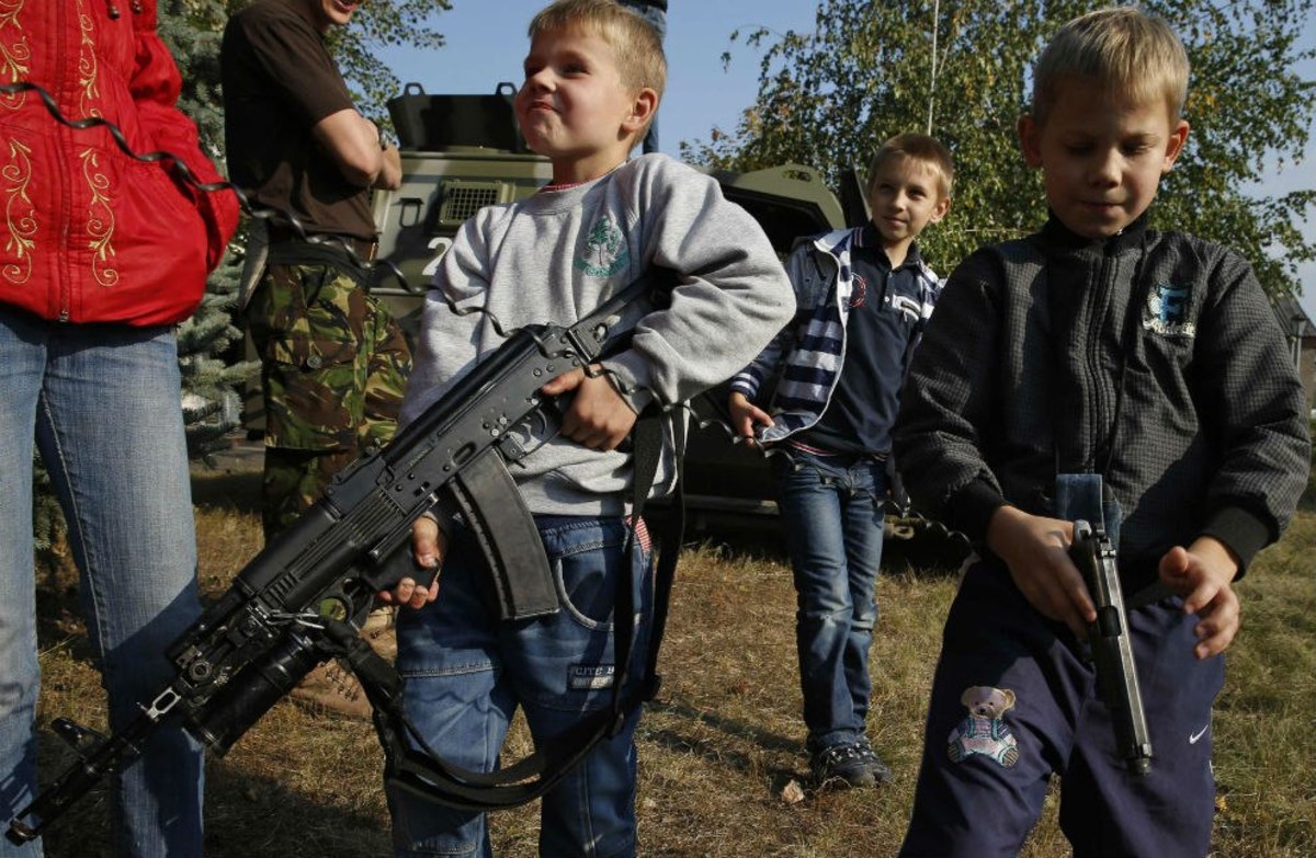 Бандитизм терроризм. Оружие для детей. Школьник с оружием. Ребенок с автоматом. Подросток с автоматом.