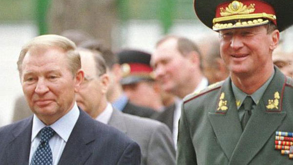 Валерій Зміївський<br />
Знаки Зодіаку<br />
Україна, рік 2004-й. Рік Чорної Мавпи<br />
Напередодні Великого Переходу. Помаранчевий спалах 1/1