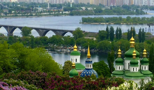 Валерій Зміївський<br />
Україна. Знаки Зодіаку<br />
Дайджест-хроніка<br />
Книга перша<br />
Україна, рік 1991-й. Рік Білої Вівці<br />
В залізних обіймах «старшого брата»<br />
  1/1