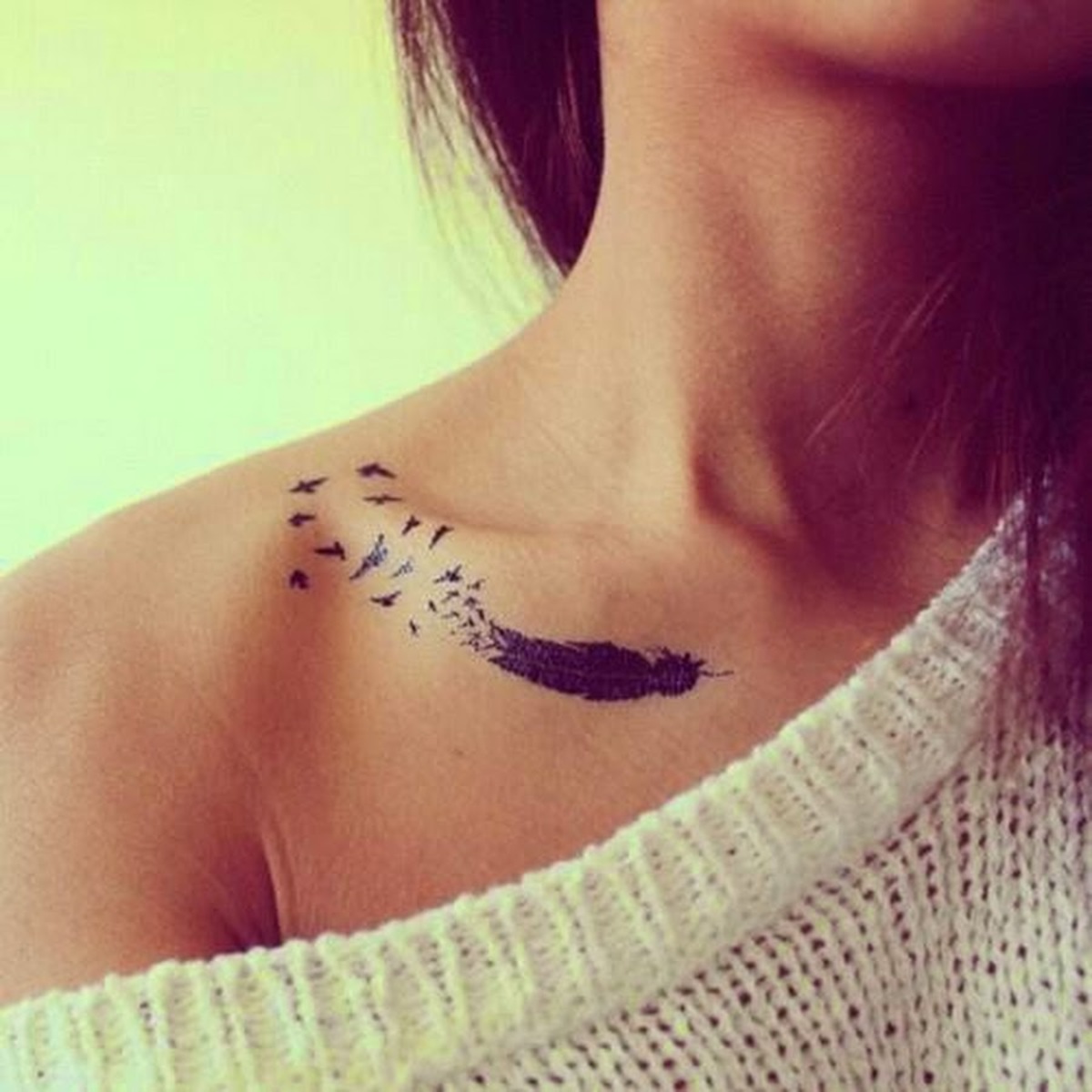 Птичка на шею. Татуировки для девушек. Тату на ключицадля девушек. Красивые Татуировки для девушек. Татуировка на ключице для девушек.