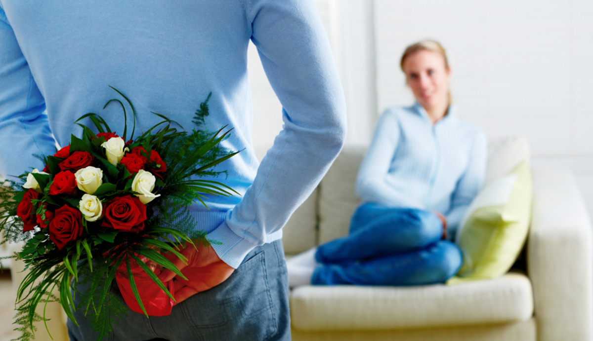 Жена порадовала мужа. Мужчина дарит цветы женщине. Мужчина дарит подарок женщине.