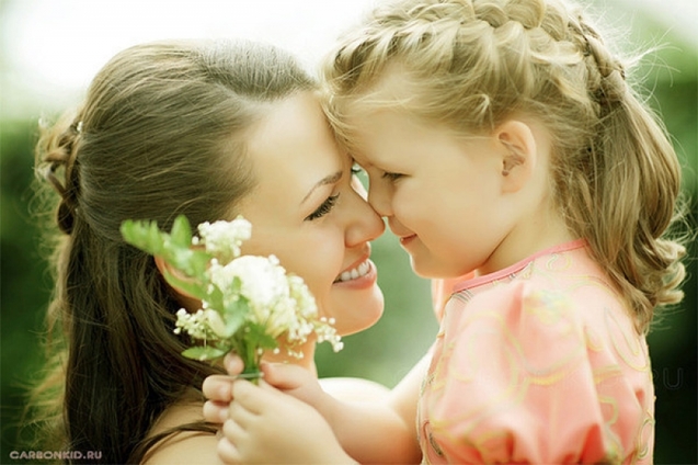 День Матері Україна мама дитина дочка квіти букет