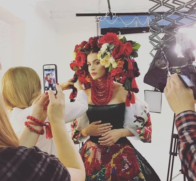 Українка показала розкішний національний костюм для Міс Всесвіт-2016 (Фото) 1/1