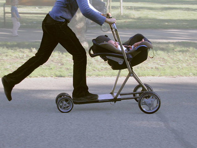 Гібрид дитячого візка і самокату для дорослого