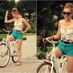 дівчина на велопрогулянці (фото)