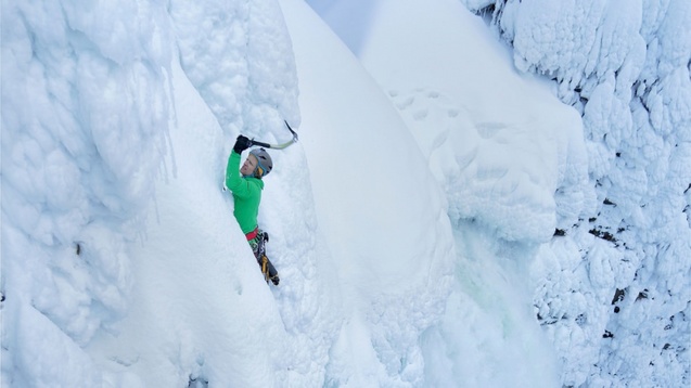 Альпініст підіймається по замерзлому водоспаду Хельмскую в Британській Колумбії, Канада