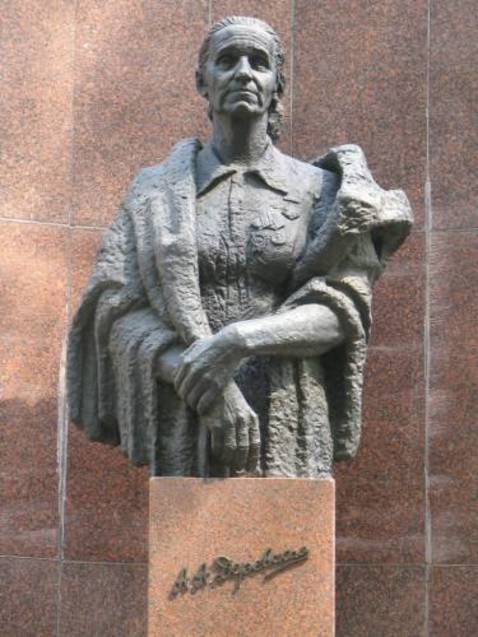 пам'ятник Олександрі Деревській