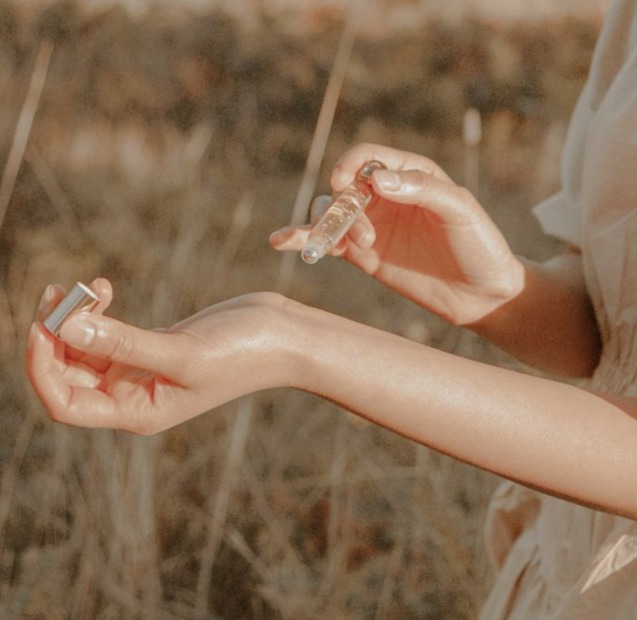 Як правильно наносити парфум, щоб він тримався весь день: помилки та лайфхаки 1/1