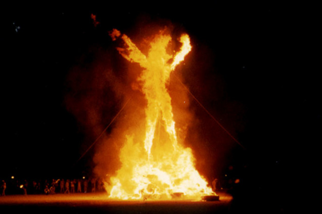 Палаюча статуя на «Burning Man» 2004 року