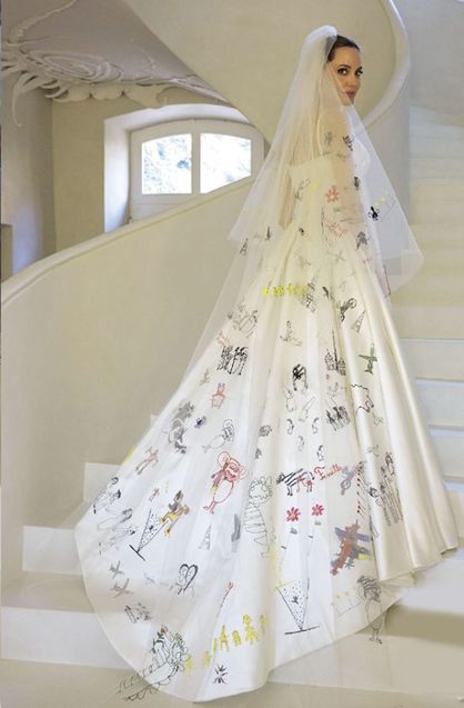 весільне вбрання Анджеліни Джолі з зображенням малюнків її дітей