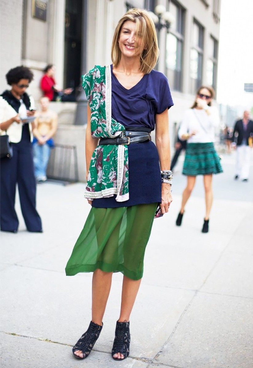 Платок на пояс. Уличная мода Италии. Street Style платок. Образ с зеленым платьем. Летний образ с шарфом.
