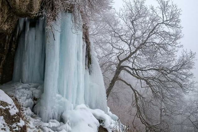 Водоспади Карпат застигли у чудернацьких формах (Фото) 1/1