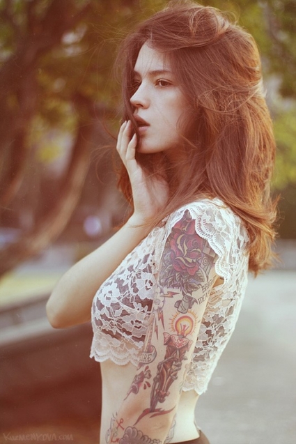 дівчина з красивими татуюваннями