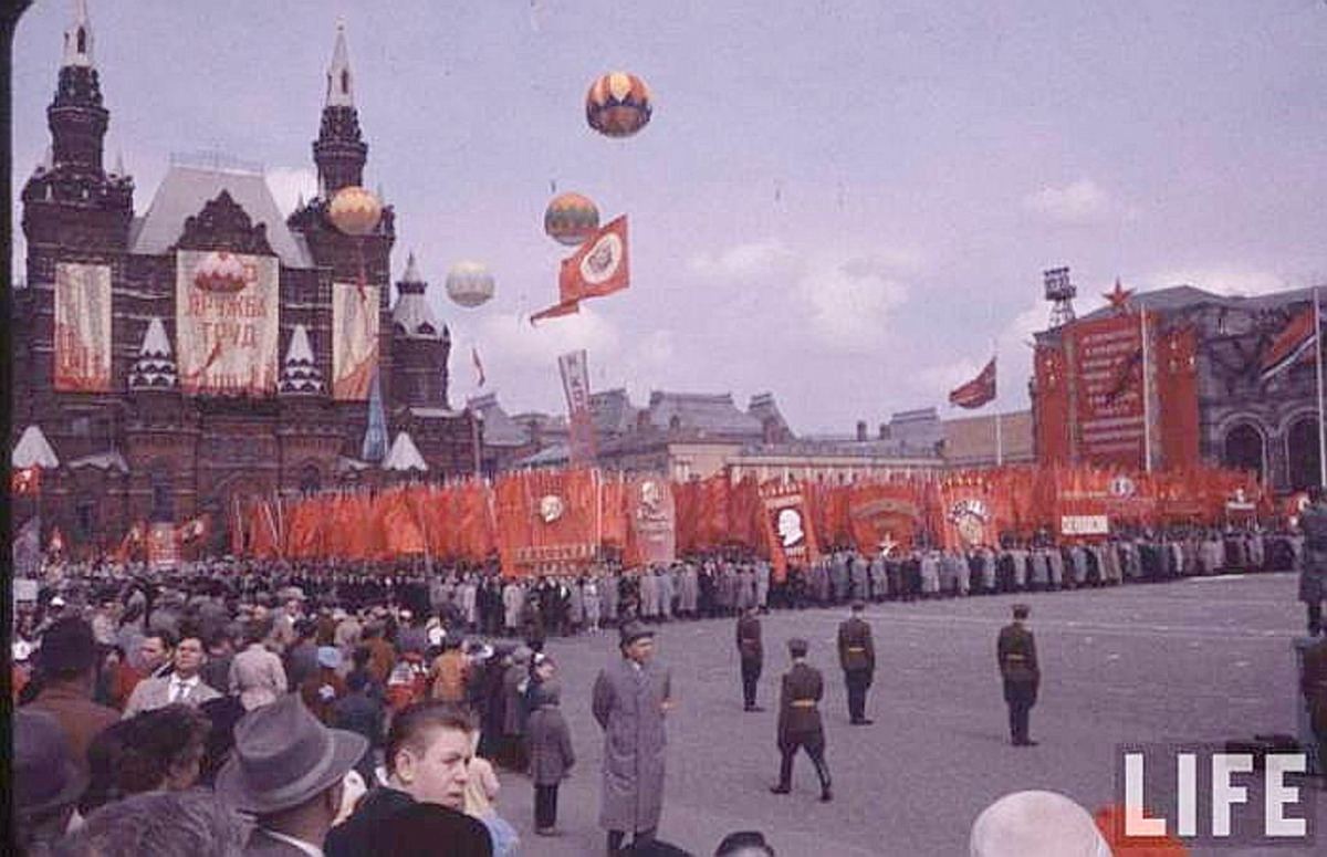 1 мая есть парад. Первомай парад СССР. Парад 1 мая СССР. Первомай демонстрация СССР. 1 Мая шествие СССР.