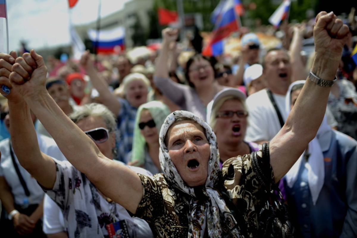 Народ волнуешь. Толпа пенсионеров. Бабушки на митинге. Недовольные россияне. Россияне плачут.