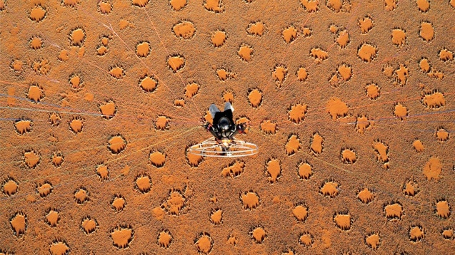 Парапланерист над пустелею Намібії