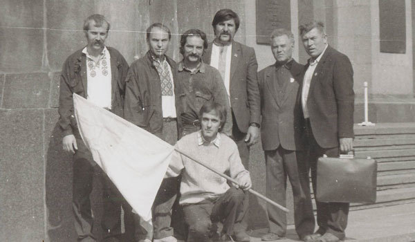 Валерій Зміївський<br />
Україна. Знаки Зодіаку<br />
Дайджест-хроніка<br />
Книга перша<br />
Україна, рік 1991-й. Рік Білої Вівці<br />
В залізних обіймах «старшого брата»<br />
  1/1