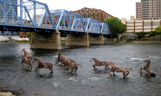 Коні на річці