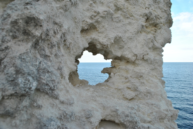 Вид на море з кам'яного вікна