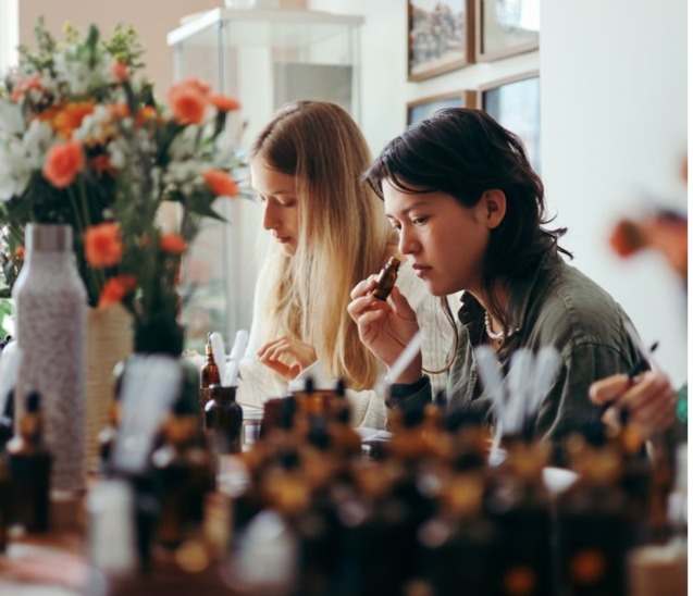 Як правильно наносити парфум, щоб він тримався весь день: помилки та лайфхаки 1/1