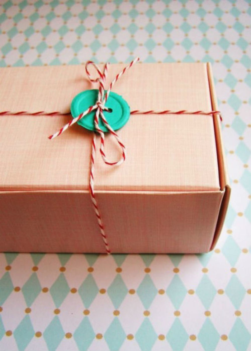 Украсить подарок своими руками. Подарки и упаковка. Красивая упаковка подарков. Коробки для украшений. Украшения для упаковки подарков.