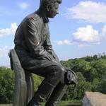Л. Биков пам'ятник