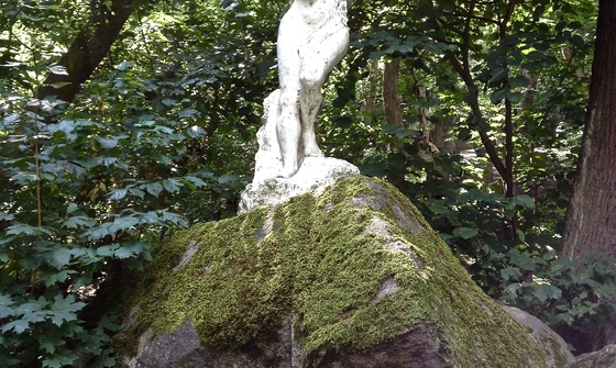 Кам'яна скульптура чарівної жінки