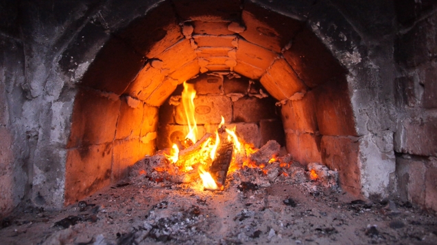 Вогонь в печі, яка готує страви на Святу вечерю