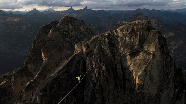Канатоходець Бен Плоткін-Свінг балансує на канаті між двома гірськими вершинами в Національному парку Північні каскади в США