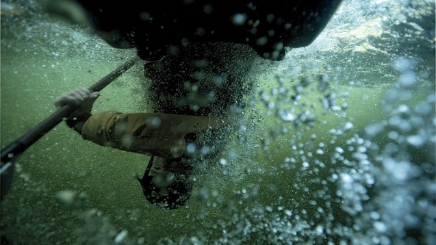 Байдарочник сплавляється по річці Сеймур в Британській Колумбії, Канада