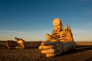 Дев'ятиметрова скульптура людини  (фото)