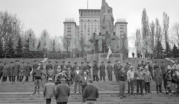 Валерій Зміївський<br />
Україна. Знаки Зодіаку<br />
Дайджест-хроніка<br />
Книга перша<br />
Україна, рік 1991-й. Рік Білої Вівці<br />
В залізних обіймах «старшого брата»<br />
  1/1
