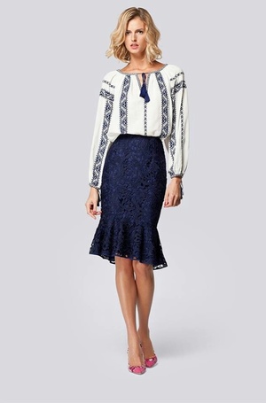 Knee-length skirt with embroidered shirt (photo)