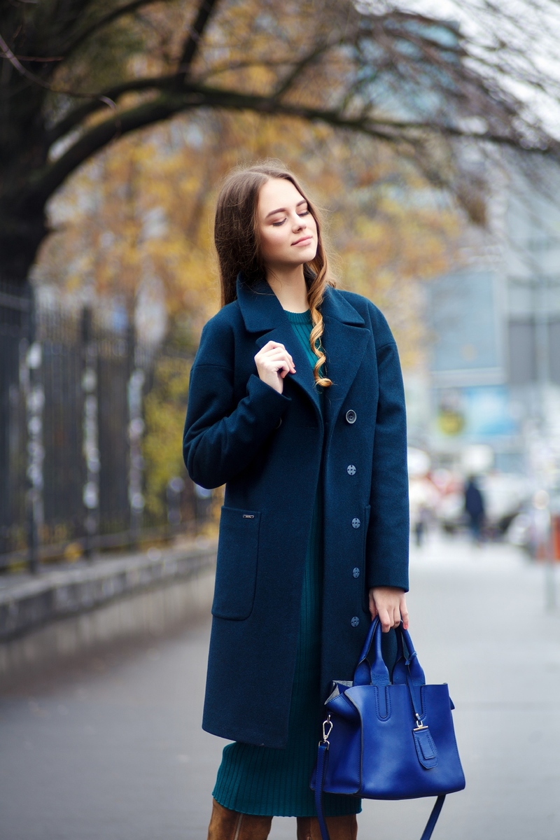 Синее пальто купить. Синее пальто. Синее пальто женское. Темно синее пальто женское. Темно синее пальто.