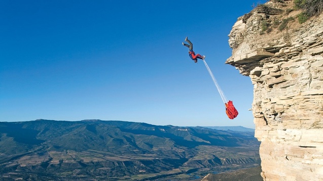 Парашутист стрибає зі скелі в Західному Колорадо, США