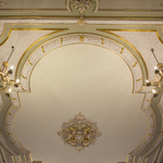 Искусная лепнина на потолке. Одесский музей западного и восточного искусства