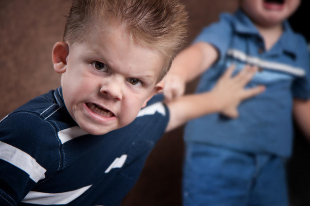 злість агресія насильство хлопчик діти