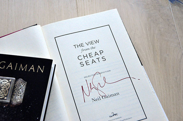 Збірка есеїв і статей Ґеймана The View from the Cheap Seats з автографом автора