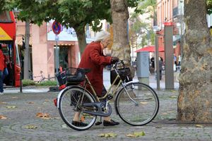 Жанна Кальман на велосипеді