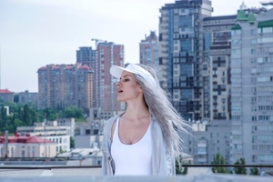 Еріка (Анастасія Кочетова) з білим волоссям