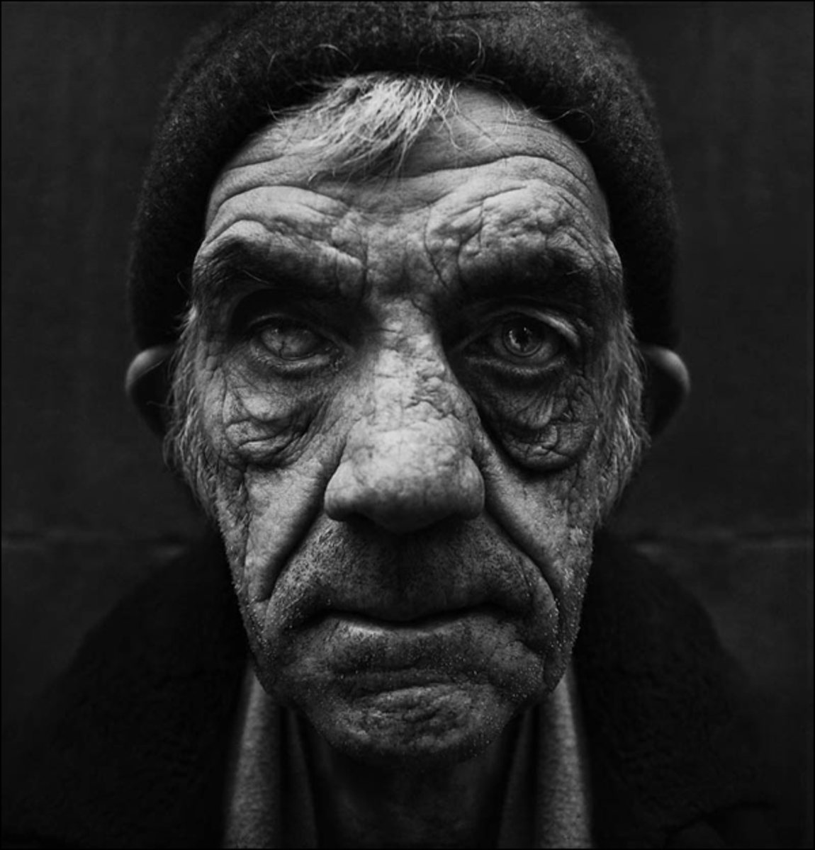 Еще вовсе человек не пожилой имевший глаза. Ли Джеффрис (Lee Jeffries) фотограф портреты бездомных людей. Ли Джеффрис портреты бездомных. Лицо старика.