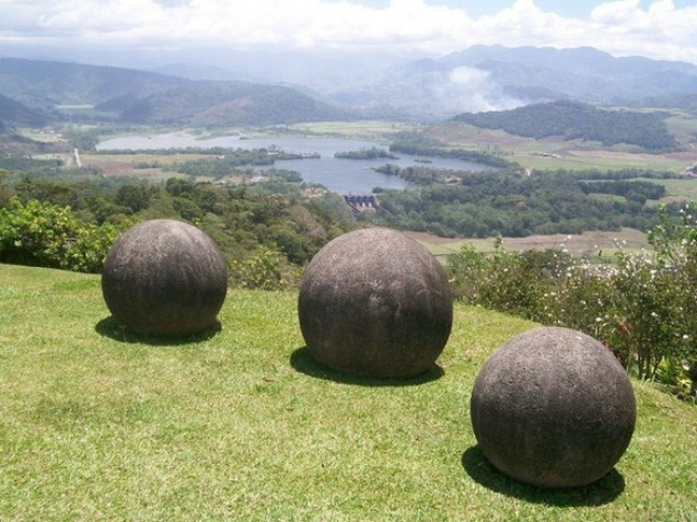 Гігантські кам'яні кулі
