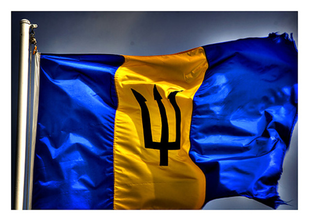 Прапор Барбадосу тризуб синьо-жовтий