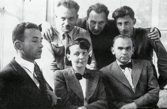 Олена Теліга з товаришами