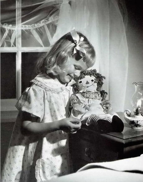 Дівчинка з лялькою Енні 40-ві роки