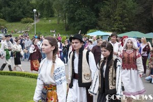 У Києві показали український жіночий та чоловічий одяг минулих століть