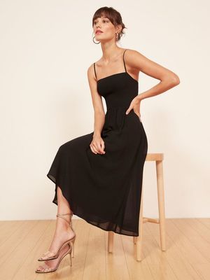 Стильна чорна жіноча сукня: як правильно підібрати