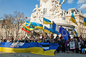 Place Republique. Мітинг на річницю трагічних подій на Майдані