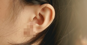 Китайське телебачення почало ретушувати мочки вух у чоловіків. Навіщо вони це роблять?