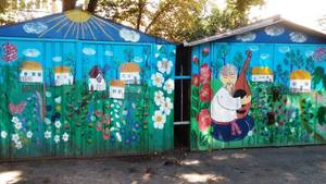 Жінка з Київщини перетворила своє подвір’я у картинну галерею